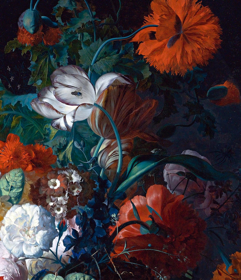 Op de afbeelding: Een stilleven met een boeket kleurrijke bloemen, waaronder rode klaprozen, witte tulpen en andere bloemen. De bloemen zijn in een vaas gerangschikt en zijn geplaatst tegen een donkere achtergrond.