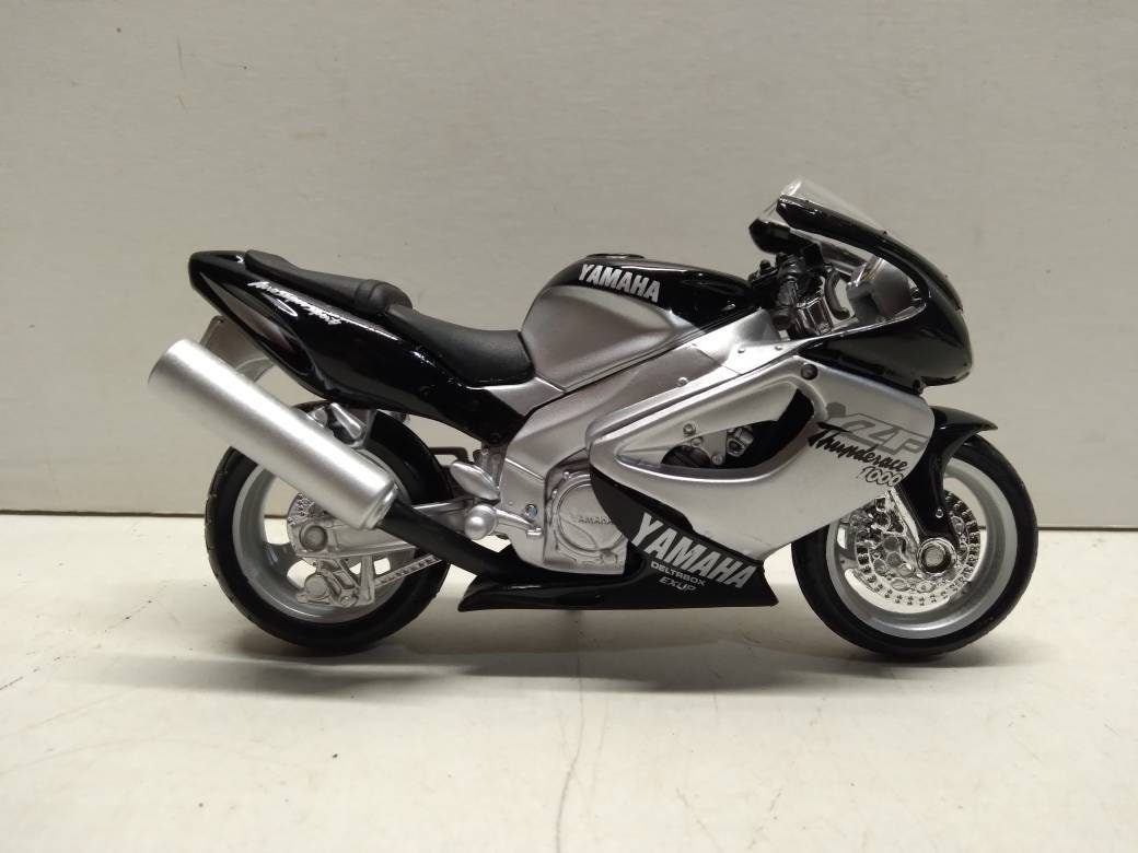 Lot de 2 Jouets : Moto miniature MAISTO Yamaha YZF THUNDERACE 1000