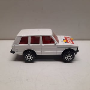 Hot wheels land  rover range rover getty gas station in mont condition diecast car.