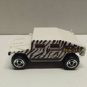 Hot wheels hummer humvee jungle truck in mint condition diecast car.