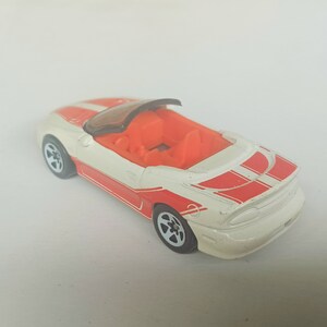 Hot wheels 1995 chevy camaro convertible  diecast car