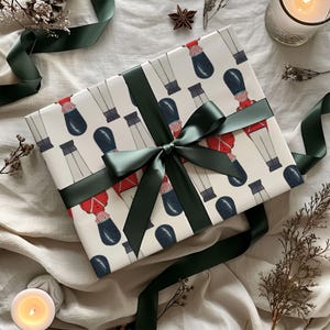Carta da regalo natalizia raffigurante i soldatini dello Schiaccianoci, carta da regalo ecologica, 100% riciclabile, carta da regalo di Natale sostenibile e di lusso in carta kraft.