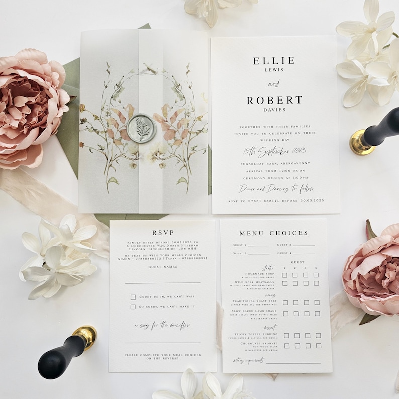 Op de afbeelding: Huwelijksuitnodigingsset met een bloemenontwerp en een waszegel. De uitnodiging bevat de namen Ellie Lewis en Robert Davies, de datum van de bruiloft en de locatie. De RSVP-kaart bevat een sectie voor gastnamen en maaltijdkeuzes. De menukaart bevat een lijst met maaltijdopties met selectievakjes voor gasten om hun voorkeuren te selecteren.