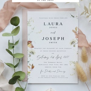 Op de afbeelding: Een witte huwelijksuitnodiging met bloemillustraties en kalligrafie. De uitnodiging luidt: "Laura Jones en Joseph Smith verzoeken u om hun gezelschap te verlenen tijdens hun avondreceptie op zaterdag 2 april 2022 in The Vermont Hotel, Newcastle Upon Tyne, NE1 1RQ. Aankomst vanaf 19:00 uur voor drankjes en dansen. RSVP v&oacute;&oacute;r 19 februari 2022 op onze trouwwebsite withjoy.com"