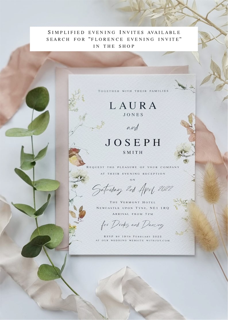 Op de afbeelding: Een witte huwelijksuitnodiging met bloemillustraties en kalligrafie. De uitnodiging luidt: "Laura Jones en Joseph Smith verzoeken u om hun gezelschap te verlenen tijdens hun avondreceptie op zaterdag 2 april 2022 in The Vermont Hotel, Newcastle Upon Tyne, NE1 1RQ. Aankomst vanaf 19:00 uur voor drankjes en dansen. RSVP v&oacute;&oacute;r 19 februari 2022 op onze trouwwebsite withjoy.com"