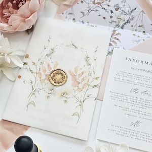 Op de afbeelding: Een witte huwelijksuitnodiging met een aquarelbloemendesign en een gouden waszegel. De uitnodiging bevat informatie over accommodatie, extra details en geschenken.