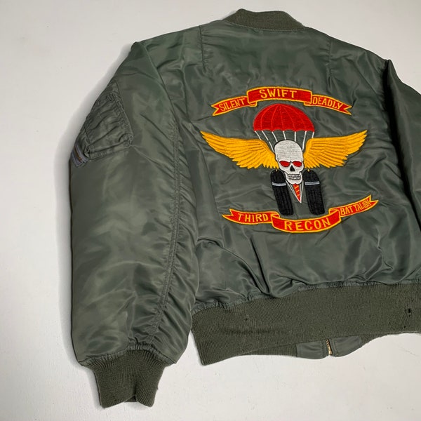 Années 1960 Vietnam Era Houston Brand MA 1 Tour Jacket nommé brodé large