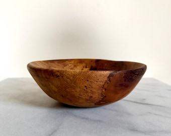 Cuenco antiguo de madera de arce veteada torneada a mano.