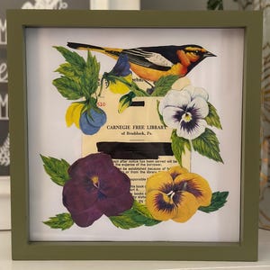 Collage d'art original encadré - carte date limite pour bibliothèque vintage - illustrations de livres sur papier vintage - art mural techniques mixtes - impression fleur oiseau