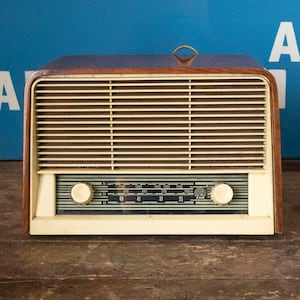Radio de tubo de baquelita "Różyna" polaca vintage – década de 1960