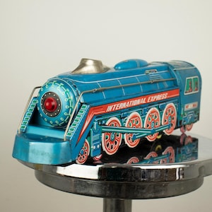 Locomotive « International » jouet en fer blanc vintage des années 1970