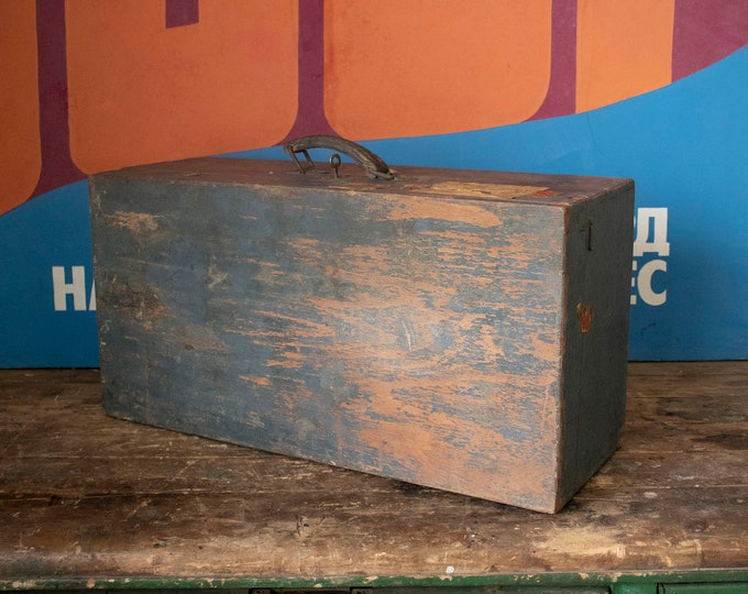 Valise vintage en bois avec une clé