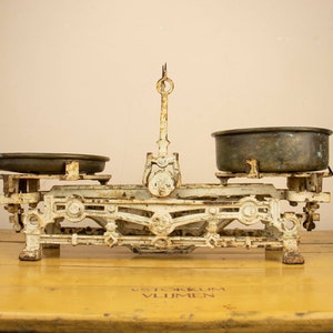 Vintage JE WIEN Cast Iron Groceries Scale with Brass Trays