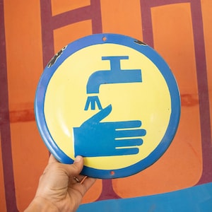 Insegna di fabbrica in smalto blu e giallo, insegna rotonda in latta smaltata "Acqua per lavare"