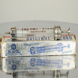Seringue allemande vintage « Injecta » de 5 ml dans sa boîte d&#39;origine