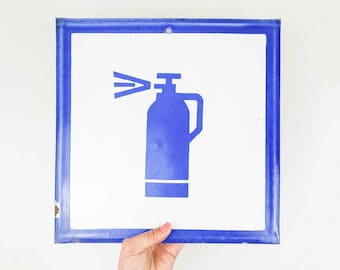Insegna vintage in smalto con estintore, decorazione industriale quadrata