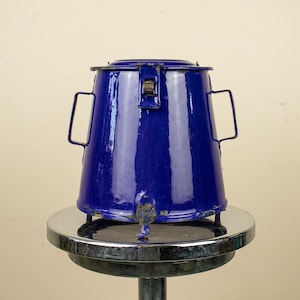 Gros pot hongrois vintage en émail bleu foncé