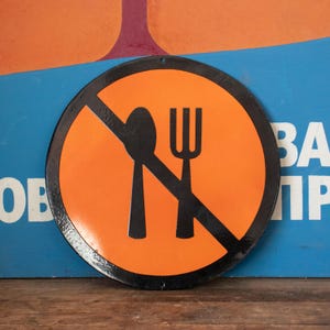 Plaque émaillée vintage « No Dining »,