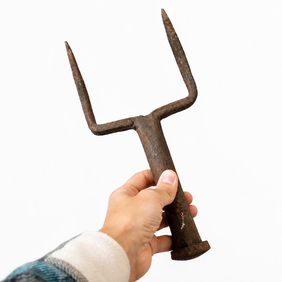 Vintage Scythe Peening Anvil – Antique Cast Iron Farm Tool