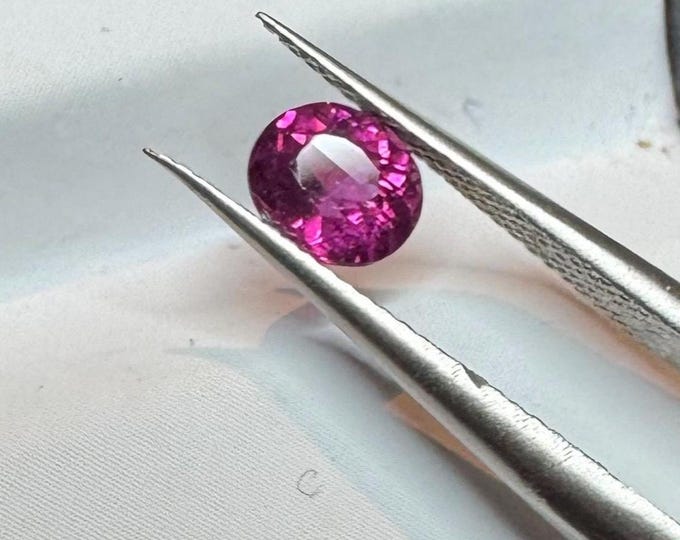 0.85 Carat Natural Grape Garnet. Faceted Oval Loose Gemstones for Making Jewellery. VS. 5.6 x 4.7 x 2.8mm. Genuine Mined. Bright Purple.