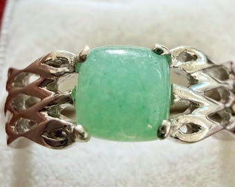 2.68 Gr Natural Apple Green Aventurine Cabochon Ring 6.0 x 6.0 x 2.6 mm. Hallmarked with 925 Sterling Silver TCW 13.30 Size 7