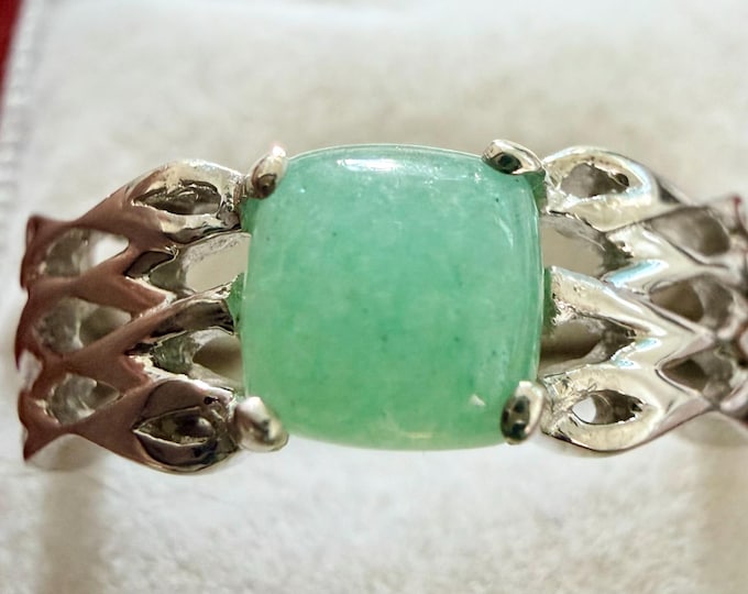 2.68 Gr Natural Apple Green Aventurine Cabochon Ring 6.0 x 6.0 x 2.6 mm. Hallmarked with 925 Sterling Silver TCW 13.30 Size 7