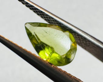 1.10 Carat Natural Green Peridot Gemstone. SI. Pear-shaped 8.5 x 5.8 x 2.9mm. Untreated. Medium Green. Earth Mined. Loose Gemstones.