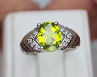 Genuine Peridot Ring. 925 Sterling Silver. Size 6 CAN. Earth Mined Gemstone Ring. CZ Accents Stones. Birthstone Ring. Untreated Peridot.