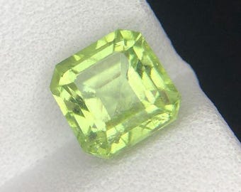 2.70 Carats Natural Green Peridot  Gemstone. Loose Natural Gemstone for Making Jewelry. Emerald Cut. Medium Green. Pakistan.