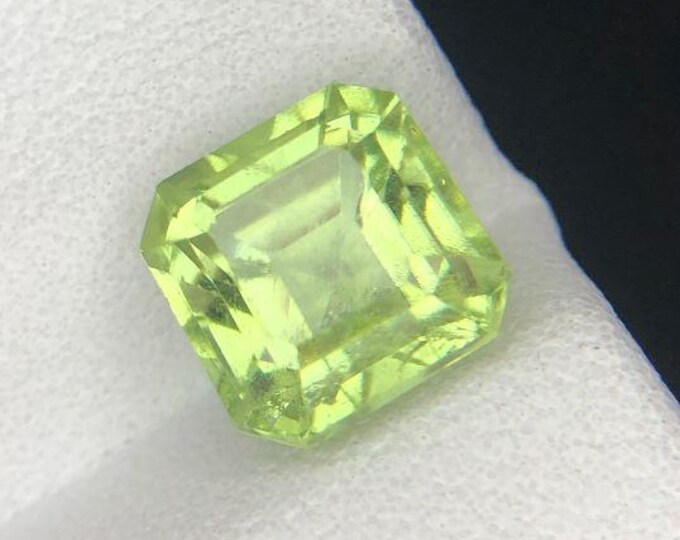2.70 Carats Natural Green Peridot  Gemstone. Loose Natural Gemstone for Making Jewelry. Emerald Cut. Medium Green. Pakistan.
