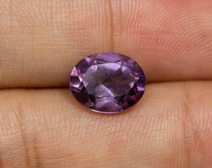 0.75 Carat Purple Natural Amethyst. Loose Gemstone for Making Jewellery or Collecting. Genuine Mined. Faceted Oval Cut. Medium Purple.