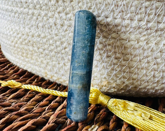 50.10 Carat Fantastic Kyanite Tube. Genuine Mined Natural Kyanite. Cut Loose Gemstone for Making Jewellery. Natural Untreated 41.7 x 9.7mm.