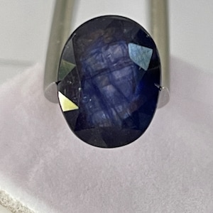Zaffiro blu profondo naturale del Madagascar da 3,96 carati, taglio ovale, 10,5 x 8,0 x 4,7 mm. Pietra preziosa sfusa per la creazione di gioielli e regali. Autentico estratto.
