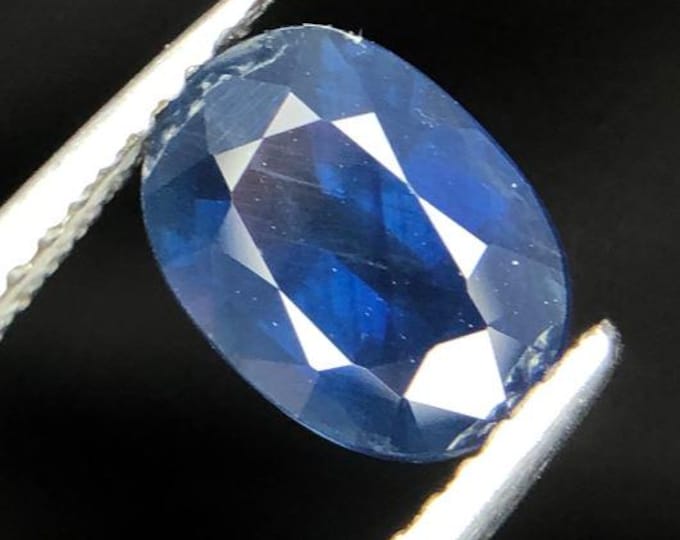 1.60 Carat Natural Blue Sapphire Oval Cut. Genuine Earth Mined. SI.  8.27 x 5.82 x 3.92 mm. Heated. Loose Gemstones for Jewelry.