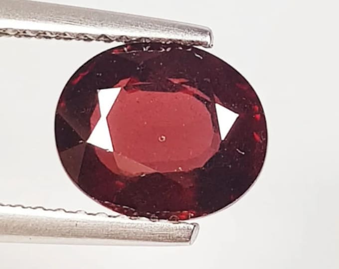 Red Rhodolite Garnet. 2.54 Carat Faceted Cut. VS.  10.3 x 8.2 x 3.9 mm. Untreated. Loose Gemstones for Jewellery. Birthstone. Gift.