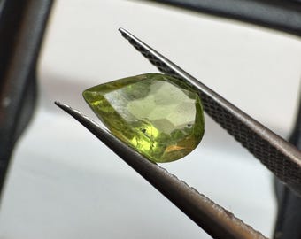 Discounted: 0.90 Carats Natural Green Peridot  Carats Gemstone. Included Grade. Pear Shaped. 7.6 x 5.6 x 4mm. Untreated. Medium Green.