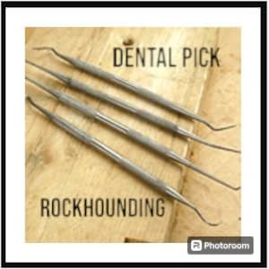 Può includere: Quattro stuzzicadenti dentali in argento con manico testurizzato, etichettati "DENTAL PICK" e "ROCKHOUNDING" su una superficie in legno.