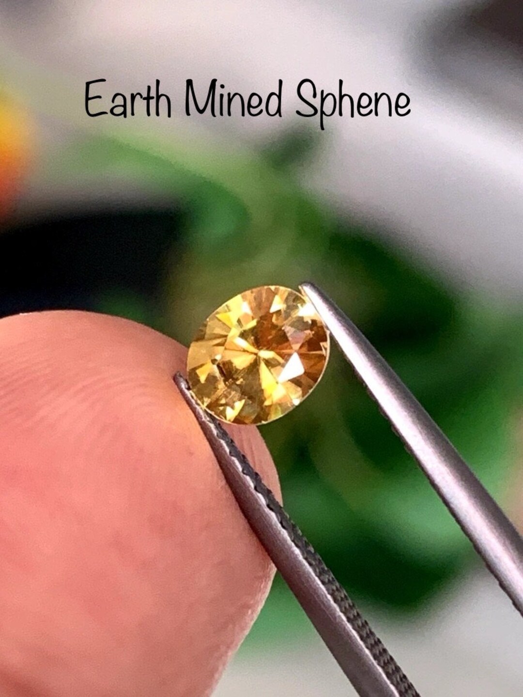 魅惑的な輝きを放つ0.67カラットの天然スフェーン。5.800 x 5.00 x