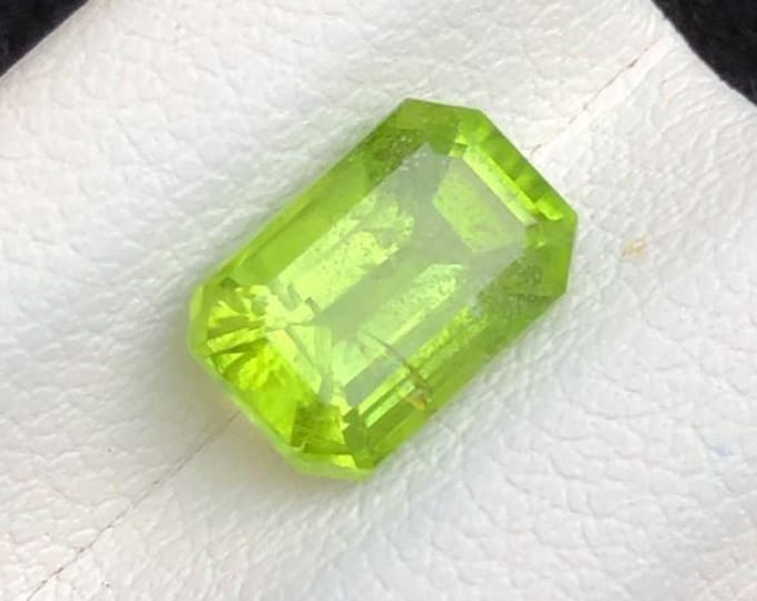 2.35 Carat Genuine Mined Peridot. Faceted Loose Gemstone for Making Jewellery. Oval Cut. 9 x 6 x 4.8 mm. Birthstone. Untreated. I Grade.