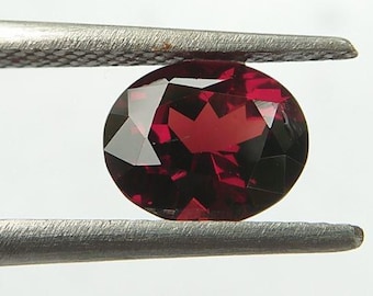 1.15 Carat Natural Almandine Garnet. VS. Oval Cut. 8 x 6 x 4mm Loose Gemstone Jewelry Making and Gifts. Untreated. 1 Piece. Natural