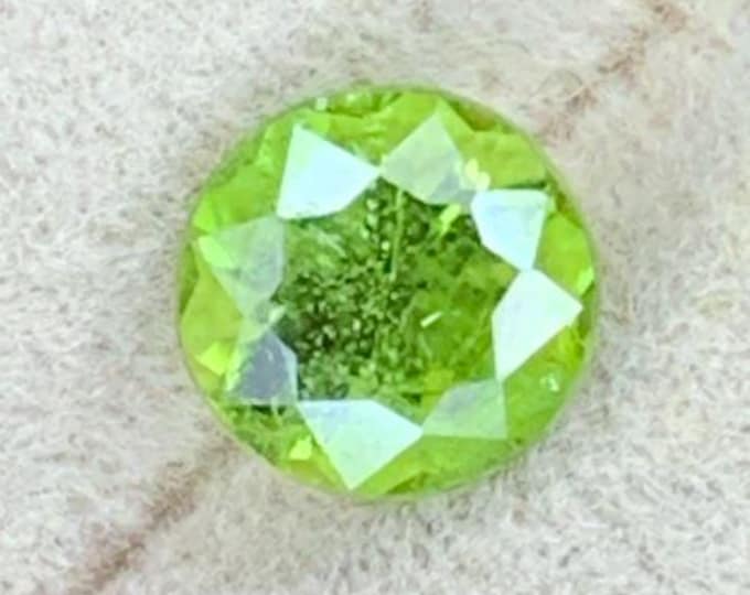 1.50 Carat Genuine Mined Peridot Faceted Loose Gemstone for Making Jewellery. Round Cut. 6 x 6 x 5 mm. Birthstone. Untreated. SI Grade