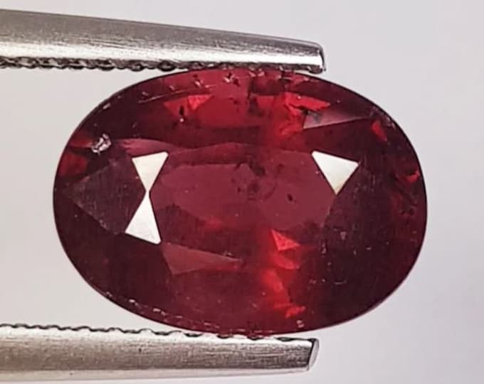 Red Rhodolite Garnet. 3.65 Carat Faceted Cut. VS2.  10.5 x 7.5 x 5.4mm. Untreated. Loose Gemstones for Jewellery. Birthstone. Earth Mined