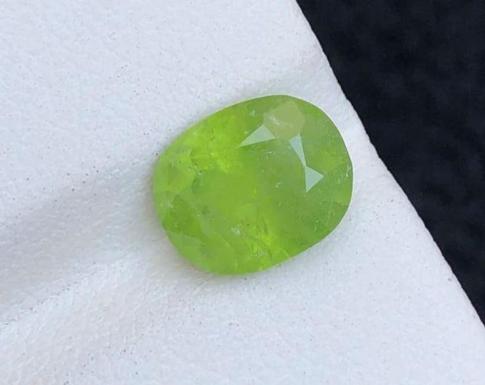 3.15 Carats Natural Peridot. Faceted Loose Gemstone for Making Jewellery. Oval. 9.6 x 7.8 x 5.7 mm. Untreated. Included Grade