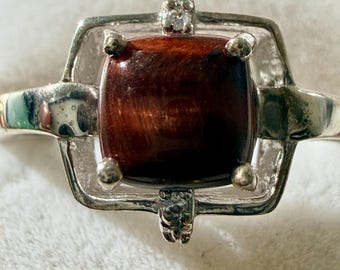 2.18 Gr Natural Red Tigers Eye Cabochon 5.8 x 5.8 mm with White Zircon Shoulder Stones, Hallmarked 925 Sterling Silver TCW 10.95 Size 7