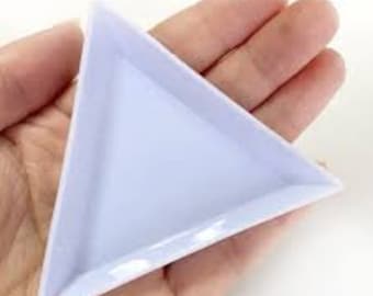 Triangle Plastic Gemstone Sorting Tray and Organizer. Black and White Available. Loose Gemstone Supplies for Beading and Crafts. 7 cm.