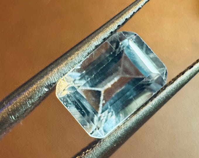 1.10 Carat Sky Blue Topaz. Loose Gemstone for Jewellery Supplies. 7 x 5 x 3.4mm. Birthday Gift. Genuine Mined. Faceted Emerald Cut. VS