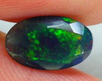 1.24 Carats Smoked Black Green Flash Ethiopian Opal Faceted Oval Shaped 11.00 x 6.70 x 3.700 mm Loose Gemstone for Jewelry Making and Gifts.