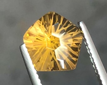 4.05 Carat Honey Comb Cut Gold Citrine. VS. 9.3 x 9.1 x 7.3 mm. Loose Gemstone for Jewelry Making. Healing Stone.