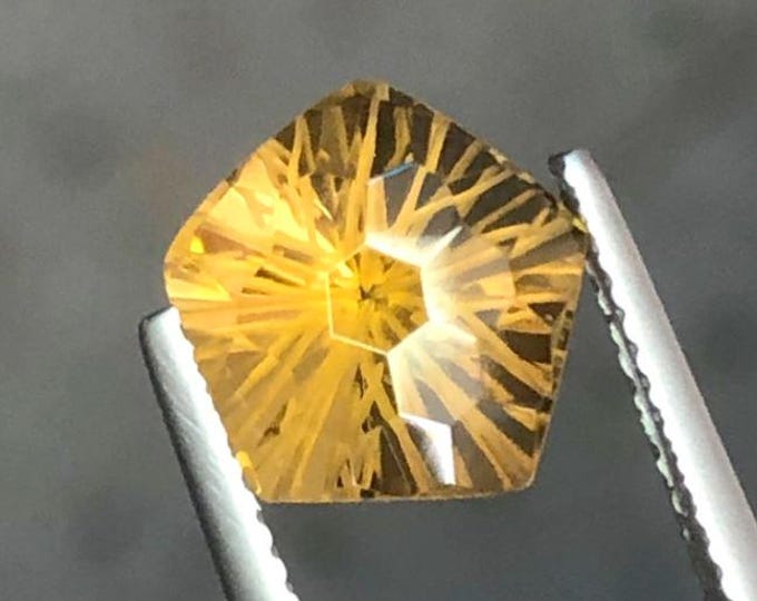4.05 Carat Honey Comb Cut Gold Citrine. VS. 9.3 x 9.1 x 7.3 mm. Loose Gemstone for Jewelry Making. Healing Stone.