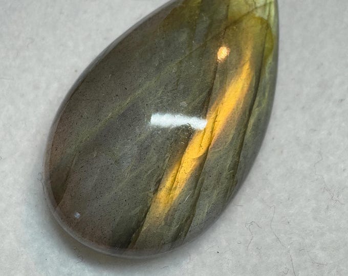 26.45 Carat Natural Pear Shaped Labradorite Cabochon. Smooth Polished Loose Gemstones for Gifts or Jewellery. 32 x 17.4 x 6.6mm